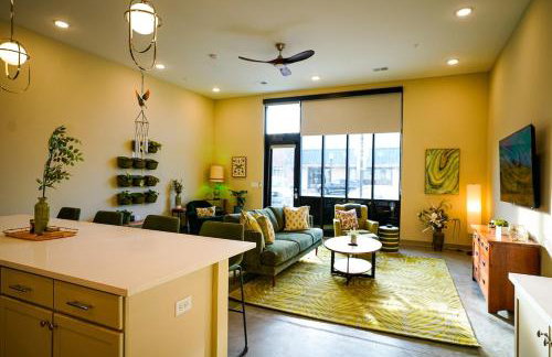 Peridot Suite - NEW 2bdrm 2bath Loft near Mass! - Photo 26