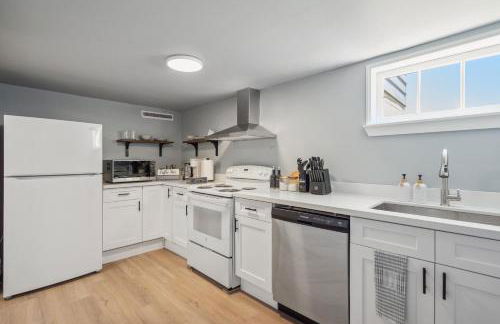 Spacious 5B2B home 5 min to airport with AC, Game Room, WiFi, Parking - Photo 25