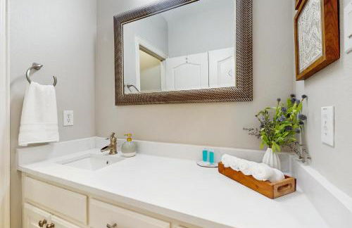 Pool and Outdoor Bar! Spacious Getaway in Sachse - Foto 17