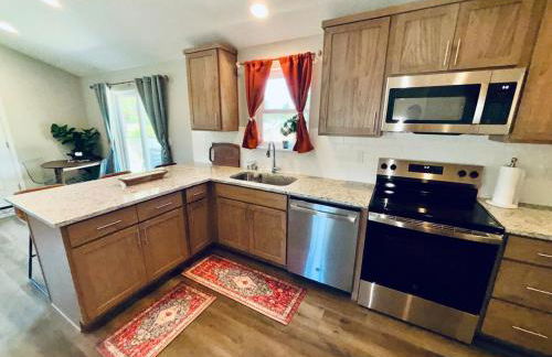 Colorful Comfort 3 Bedroom Home with Fenced yard - Foto 20