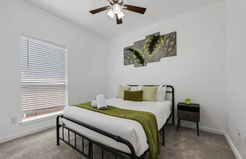 Tasteful 3BR I Free Parking I Workspace - Foto 12