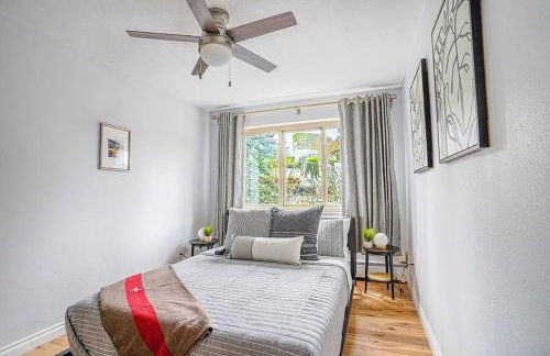 Tranquil 2BR downtown condo, Parking, King bed - Foto 17