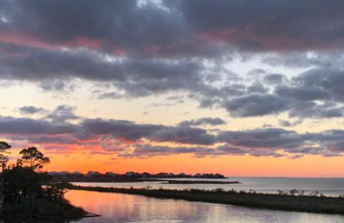 Pet Friendly Tranquil Cottage with Fire-Pit & Hot Tub Minutes to BEACHES - Foto 51