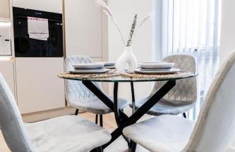 The Abbey Apartment - 1BR Apt with Dedicated Workspace, Fast Wifi & Stylish Kitchen Island & Free Secure Underground Parking - Foto 56