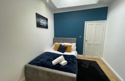 5 Bed Haven - Off Street Parking - Pool Table - Photo 12