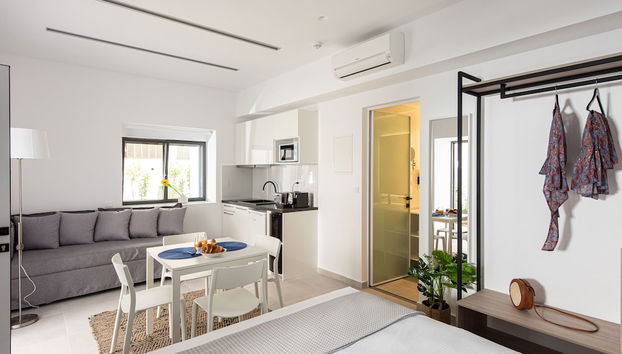 Cozy Corner Luxury Apartments - Photo 4, Room