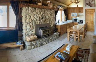 Relaxing Glamping Vacation: Fantastic Log Cabin with a Hot Tub in Darby, MT - Foto 19