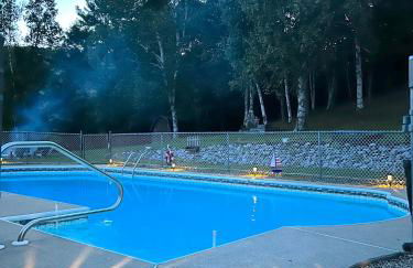 Stylish Mountain Chalet 15mins to Gore Mountain , Large Hot Tub, Playroom & Large Heated Pool - Foto 42