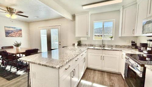 Updated townhouse just minutes from Zion with hot tub - Foto 4