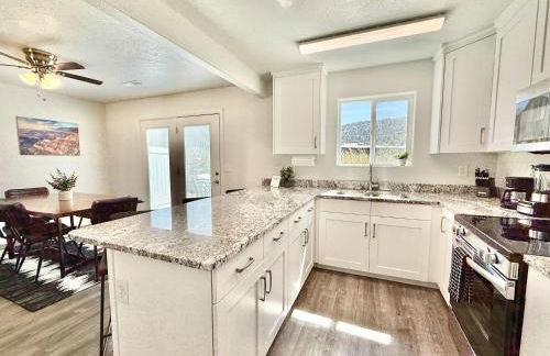 Updated townhouse just minutes from Zion with hot tub - Foto 4