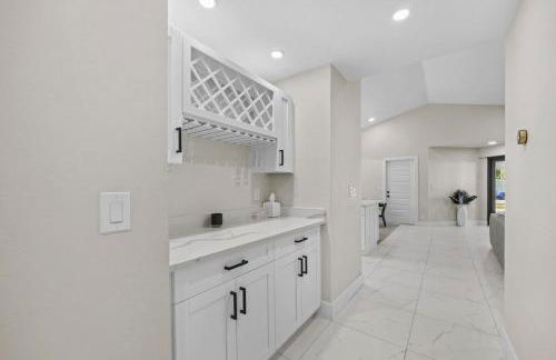 Luxe Pool Home minutes from the beach! - Photo 16