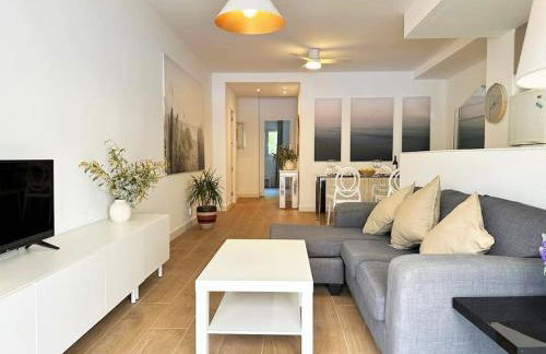 Your Poolside Paradise by the Sea - Foto 30