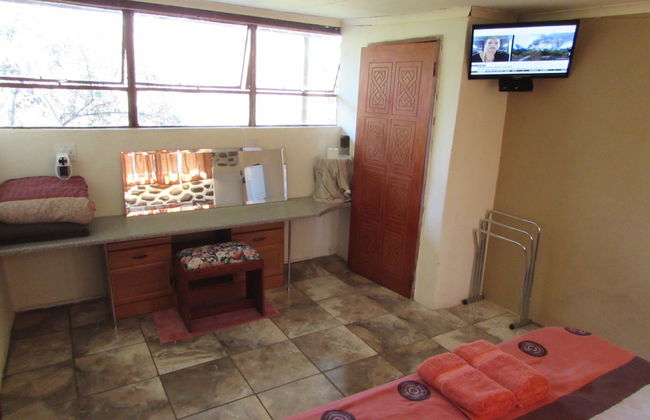 Amazing Tree in Lounge Eco Apartment With Leopards Passing by at Night - Foto 2