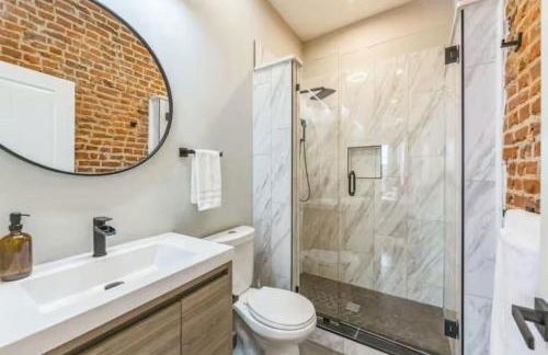 Lovely 2BR w Patio - 10 mins to DT - Sleeps 10 - Foto 20