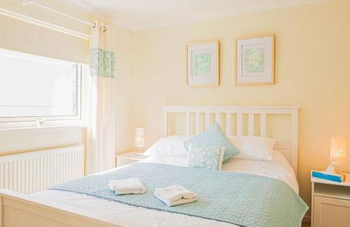 Central 2 Bed House w/ Garden and Free Parking! - Photo 4