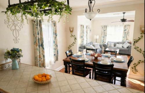 Peaceful Stay Near Biloxi Coast | 3 beds, 1 bath - Foto 1