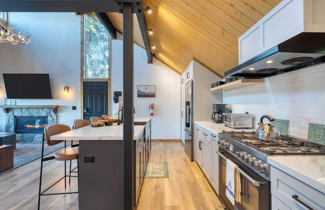 Lake View, Firepit, Game Room Remodeled Lake Tahoe Luxury Cabin by Avantstay - Foto 63