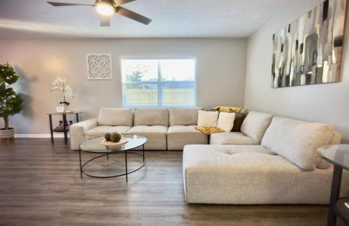 Luxury 4BR Getaway with Heated Pool & Cozy Vibes! - Foto 6