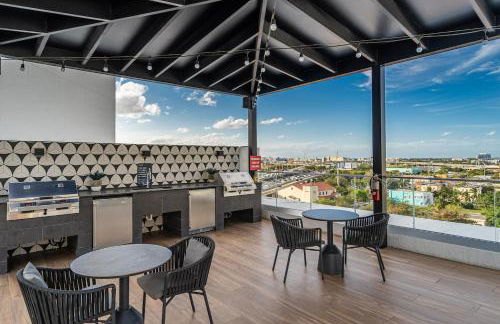 Miami Magic Vibrant 2 Bedroom with Free Parking - Photo 25