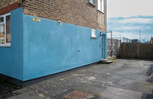 The Little Blue House by Sheppey Stays -Cosy 2BR Blue House - Near Docks with Parking - Foto 43