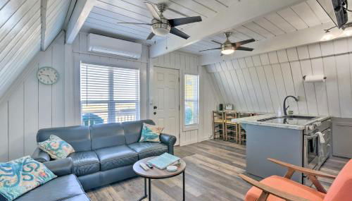 2 Blocks to Surfside Beach A-Frame Home with Deck - Foto 4