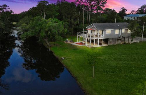 Waterfront Home Game Room Ping Pong Outdoor Bar Area - Foto 11