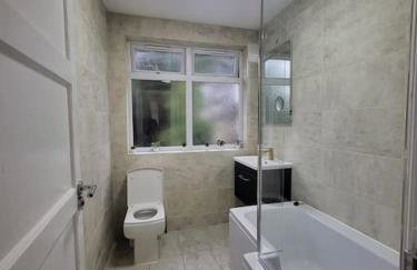 4 Bedroom House - Free Parking, Great access to London, Herts, Essex - Photo 12