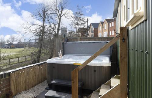 Riverside Cottage & Shepherd’s Hut with Hot Tub - Foto 31