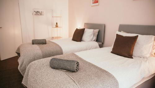 4 Beds - City Gateway Getaway with Free Parking - Foto 4