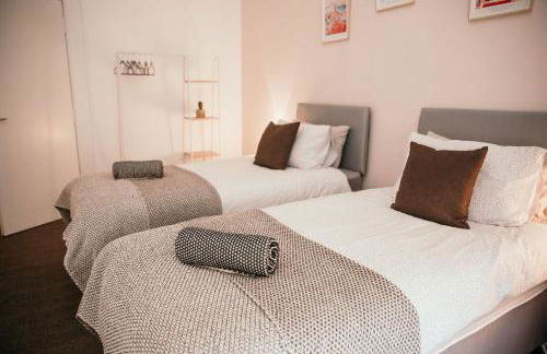 4 Beds - City Gateway Getaway with Free Parking - Foto 4