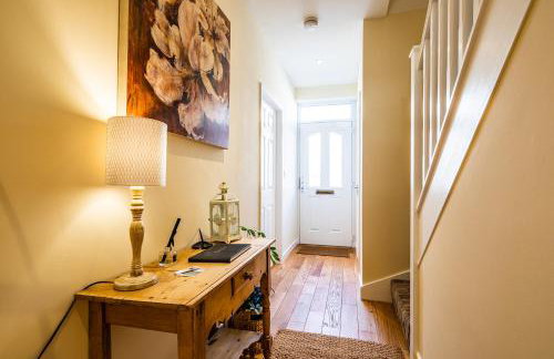 Buxton centre cosy cottage with free secure parking - Foto 5