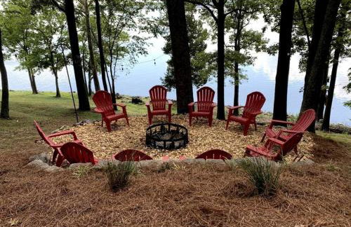 Inmerse in the Serenity of this Lakefront Cottage in Cadiz, Kentucky - Foto 34