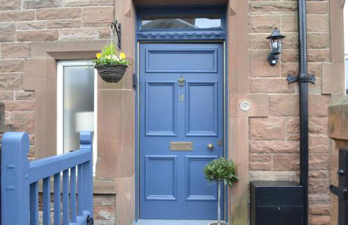 Stunning Period Townhouse with Garden, Walking Distance to Town - Photo 33