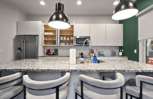 Modern Luxe Townhome with Rooftop Cinema - Foto 51