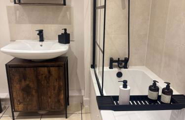 2BR Apt FREE parking Royal Lpool Golf Course Views - Foto 15