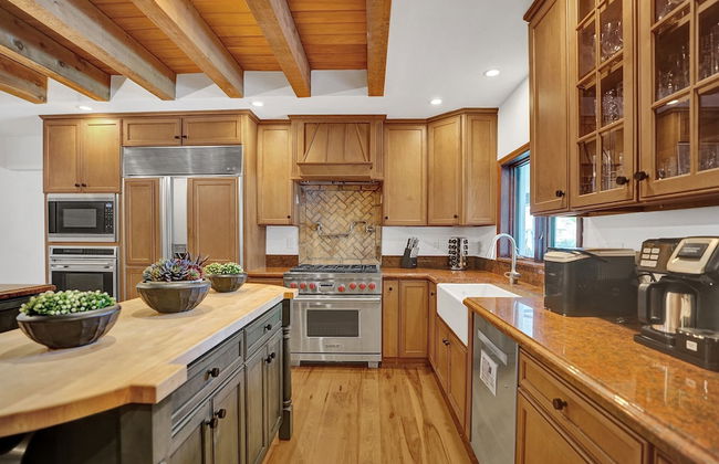 8BR Gem With Pool, Lake View & Tons of Amenities! - Foto 17