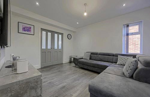 Comfortable 3-Bed Home - Driveway Parking - Foto 32