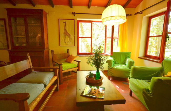 Spacious Home With Shared Pool - Photo 18