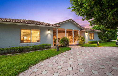 Luxe 4BR Waterfront w Htd Pool 5min to Beach - Foto 118