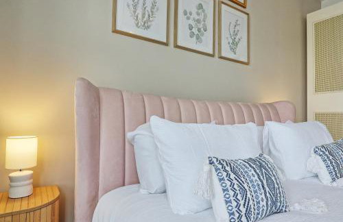 Spacious 4-Bedroom Home Near Station Seafront - Pass the Keys - Foto 40