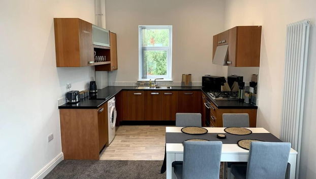 New large 2 bedroom apartment with private parking - Foto 2, Imagen principal