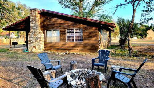 TJs Escape Landmark Oak Tree 1mile2river - Foto 2