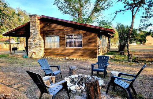 TJs Escape Landmark Oak Tree 1mile2river - Foto 2