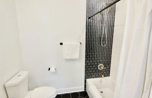 Pristine Petworth Family Home w Street Parking - Foto 24