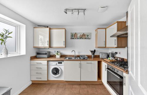 Stylish 3 Bedroom House - Excellent Location - Free Parking, Garden, Fast Wifi, Work Space and Self-Check-In by Yoko Property - Foto 16