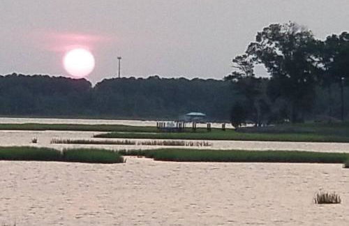 Marsh House, HOT TUB, Waterfront, KING bed, Close to Lejeune, - Foto 13