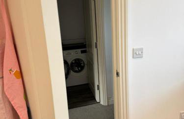 Three-bedroom modern family home by the pond with free parking - Photo 51