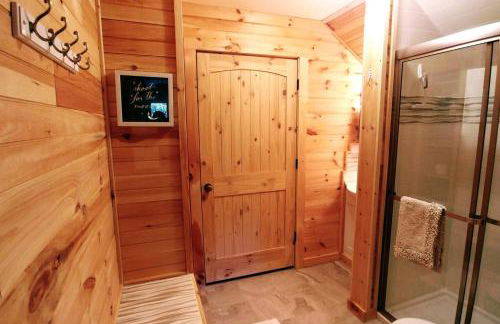 Water's Edge, Covered Porch, Deep Creek as your Backyard Haven, Hot Tub, Pool Table, Fire Pit, Close to Town & Entrance to National Park - Foto 34