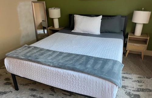 Stylish King 1BR 8 Min to Downtown Pool Gym & Parking 04 - Foto 20