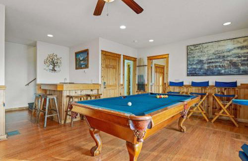4BR Cabin with Ski Resort, Mtn Views & Hot Tub - Foto 86